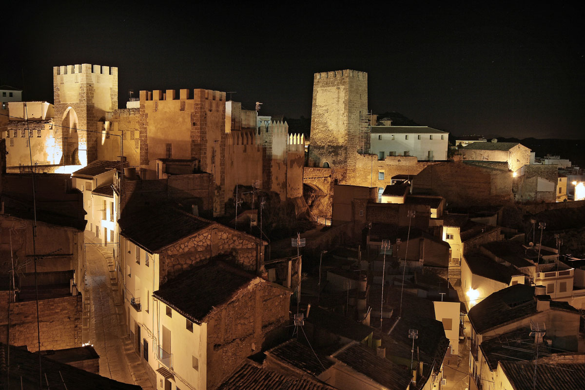 El Castillo de Buñol durante la noche