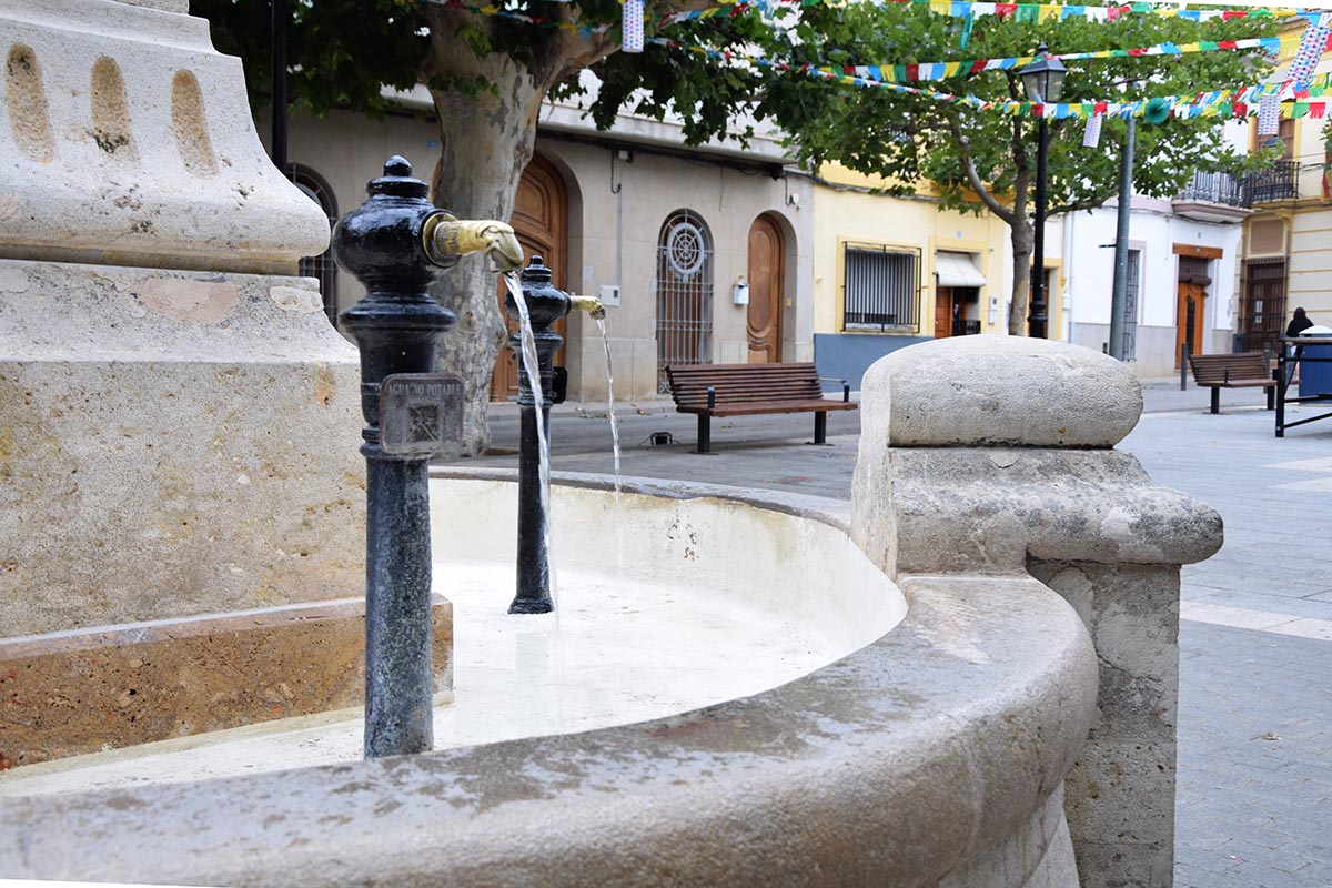 Macastre - Fuente y plaza