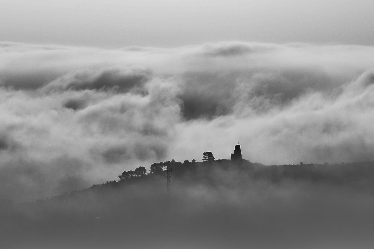 Macastre - Vista del Castillo con niebla
