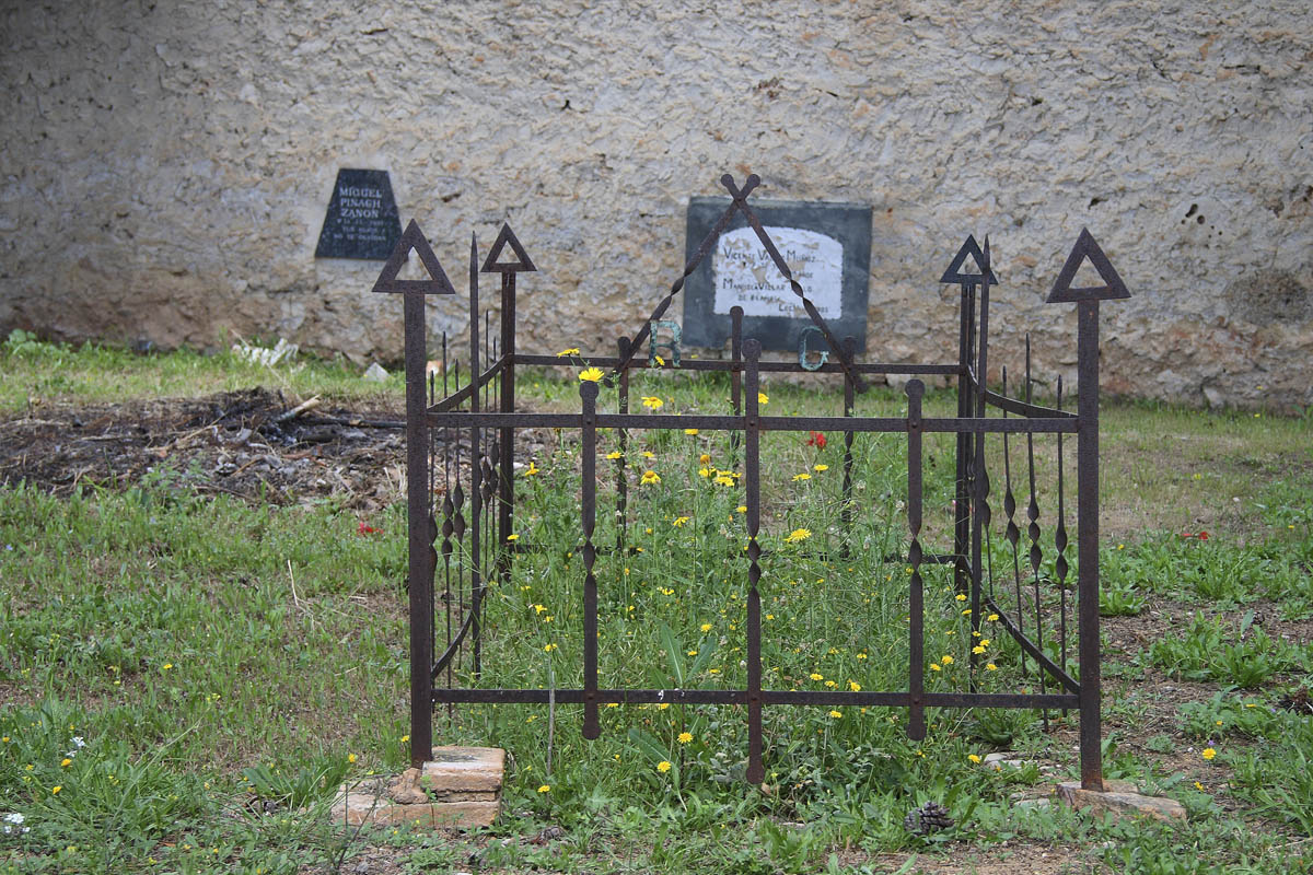 Tumba cementerio. Actividades Turísticas Buñol